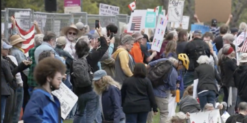 텍사스 주 의사당에서도 울린 ‘손 떼라’ 시위 …  “트럼프 대통령과 일론 머스크에 반대”
